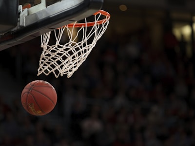 篮球赛事直播截图 - NBA赛场球员扣篮瞬间，灯光聚焦