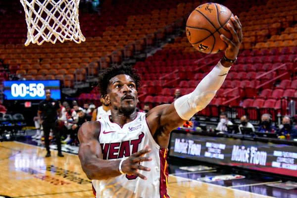 赛事录像回放画面 - NBA总决赛最后一分钟，关键投篮镜头